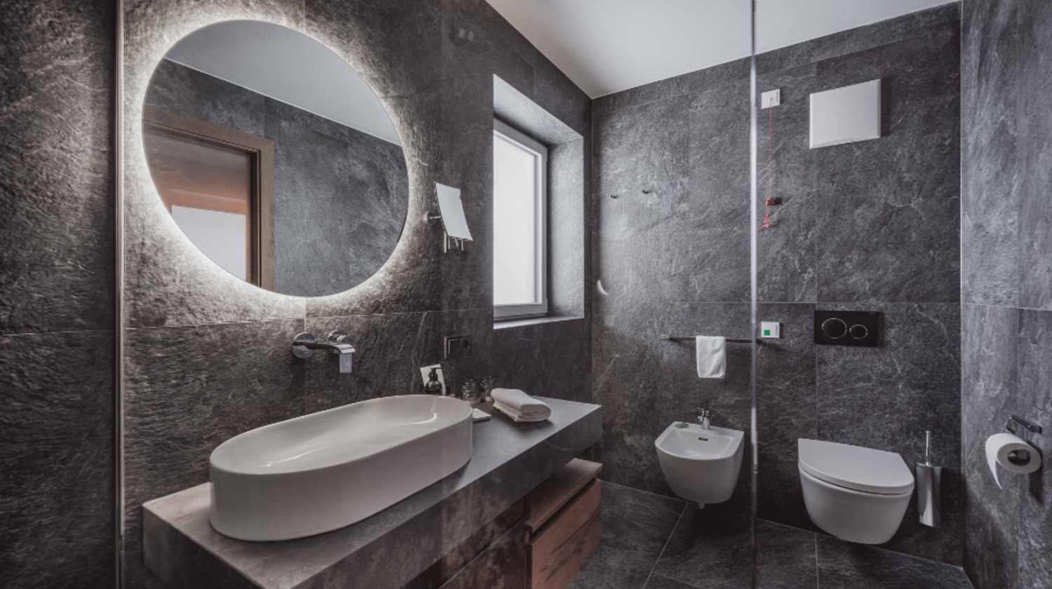 Hotel Continental Dolomites: Eleganz und Komfort im Bad